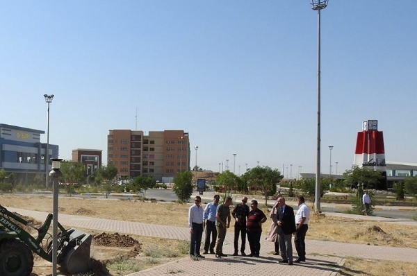 جامعة كركوك / مديرية الاقسام الداخلية تقوم بمشروع زيادة المساحات الخضراء الواقعة امام مجمع الاقسام الداخلية